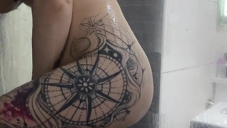 Игры в ванной с молодой красоткой