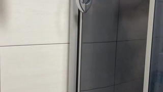 Игры в ванной с молодой красоткой