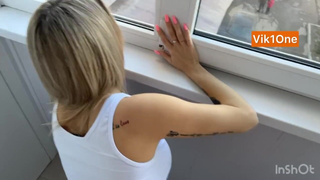 Секс с блондинкой на балконе: страстный трах на виду у всех