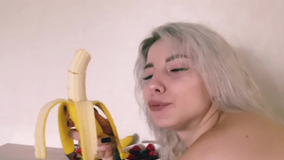 Сексуальная блондинка с бананом – горячее видео для взрослых