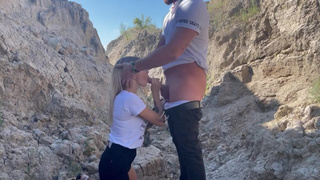 Секс в каньоне: страстный минет с видом на природу