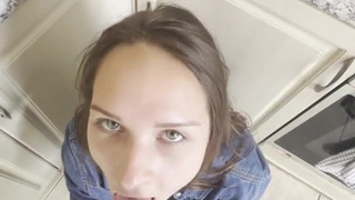 Страстный минет на кухне пока родители вернутся