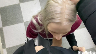 Смотреть онлайн жесткий секс в подъезде