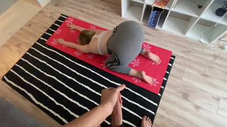 Плюшечная красотка дрочит и ебется на коврике