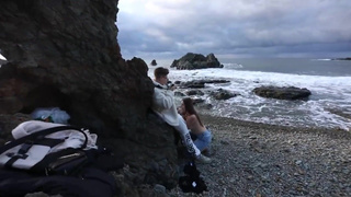 Секс на природе: откровенное видео с берега моря