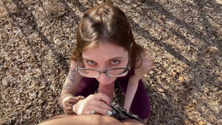 Дикий лесной секс: парень ебет спортсменку в рот и раком