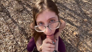 Дикий лесной секс: парень ебет спортсменку в рот и раком