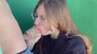 Русская девушка потерялась и сосет хуй в лесу