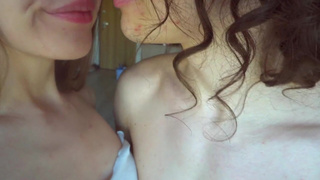 Смотреть онлайн – сестра и брат в публичном месте