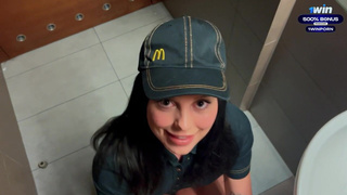 Глубокий минет в общественном туалете