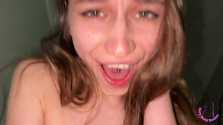 Страстный секс в подъезде — она кончает раз за разом