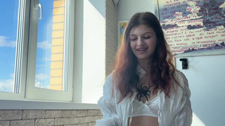 Порно видео с раскрепощенной красоткой
