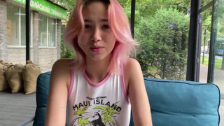 Секс видео онлайн: азиатка стесняется, но кончает