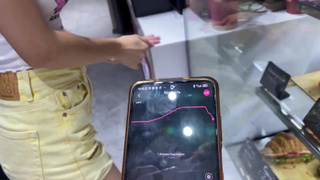 Секс видео онлайн: азиатка стесняется, но кончает