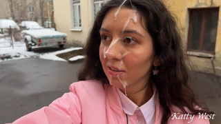 Сперма на лице: отчаянная девушка гуляет по улице без стыда