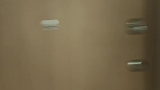 Порно ролик: девушка сосет в номере