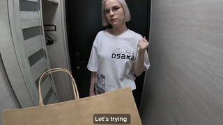 Секс с курьершей в новом белье