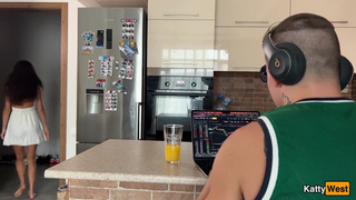 Жена изменяет с другом мужа – домашнее порно видео с развратной женой