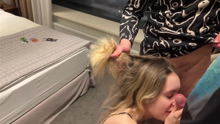 Секс с горничной втроем — горячее видео для ценителей