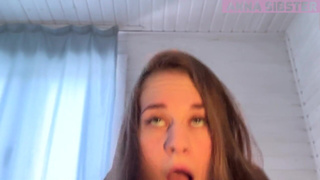 Соседка снимает лифчик и дразнит большими сиськами