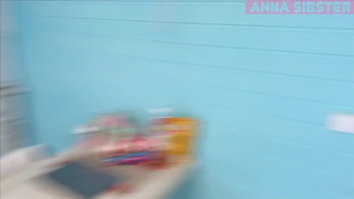 Соседка снимает лифчик и дразнит большими сиськами