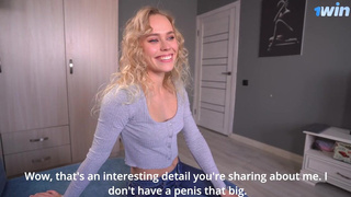 Студентка сосет и показывает грудь