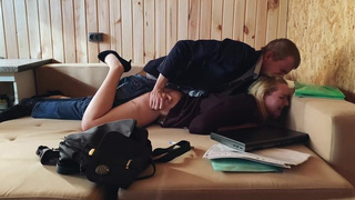 Смотреть онлайн горячее видео с девушкой в очках