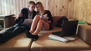 Смотреть онлайн горячее видео с девушкой в очках