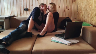 Смотреть онлайн горячее видео с девушкой в очках