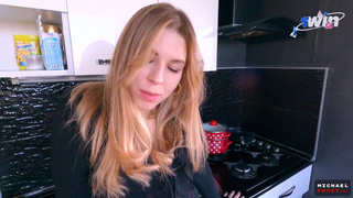 Страпонесса доминирует в горячем порно видео