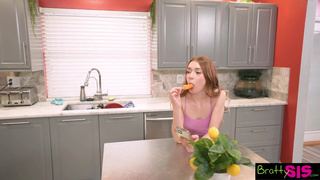 Порно онлайн: сестра решает дать брату