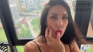 Секс на публике с засветом груди и страстным финалом