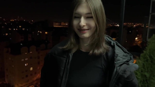 Скромная девушка в страстном порно видео — отсос и жесткий секс