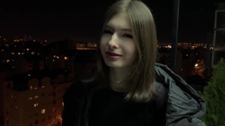 Скромная девушка в страстном порно видео — отсос и жесткий секс