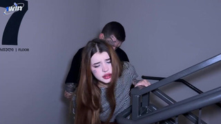 Страстный секс в подъезде с горячей девушкой