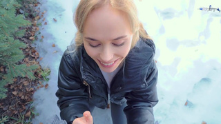 Смотреть онлайн горячее видео с развратной девушкой