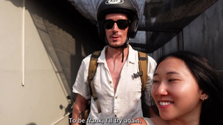 Азиатка сосет и глотает сперму