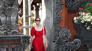 Азиатка сосет и глотает сперму