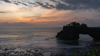 Азиатка сосет и глотает сперму