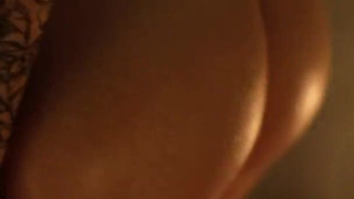 Девушка играет с воском в душе порно видео