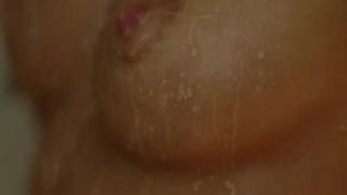 Девушка играет с воском в душе порно видео