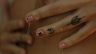 Девушка играет с воском в душе порно видео