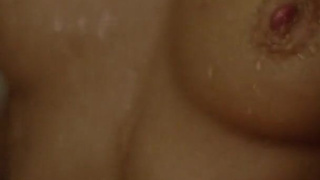 Девушка играет с воском в душе порно видео