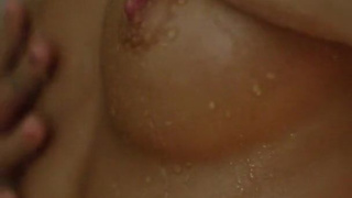 Девушка играет с воском в душе порно видео