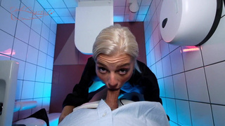 Горячее секс видео в туалете бара – эксклюзивный минет