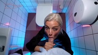 Горячее секс видео в туалете бара – эксклюзивный минет