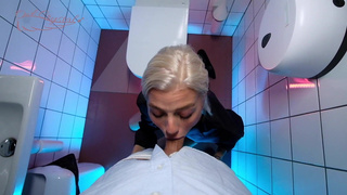 Горячее секс видео в туалете бара – эксклюзивный минет