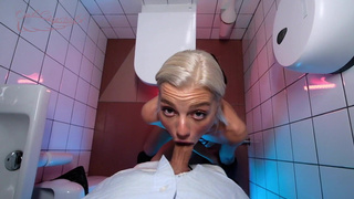 Горячее секс видео в туалете бара – эксклюзивный минет