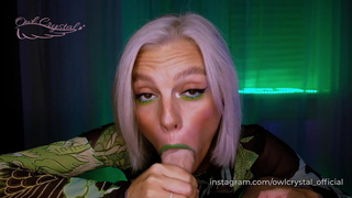 Зеленогубые губы смачно сосут член с страпоном