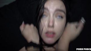 Студентка колледжа кончает от мощного траха